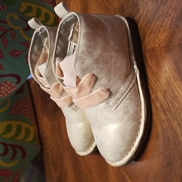 GIRLS CARTER'S BOOTIES....Size: US 11 - Picture 3 of 5